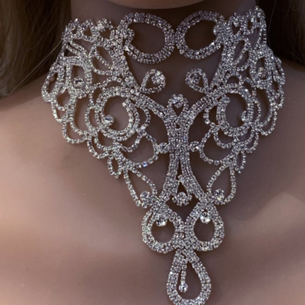 Exaggerated Flower Shape Rhinestone Necklace - image 3